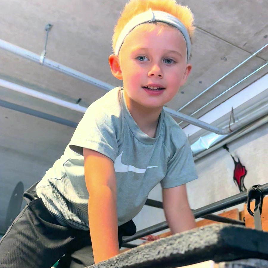 A little ninja at the top of the warped wall
